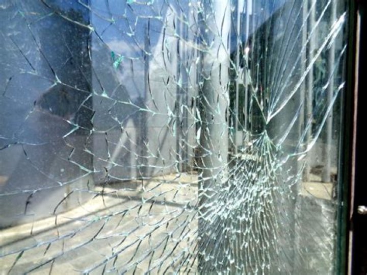 Does tempered glass protect screen from cracking?