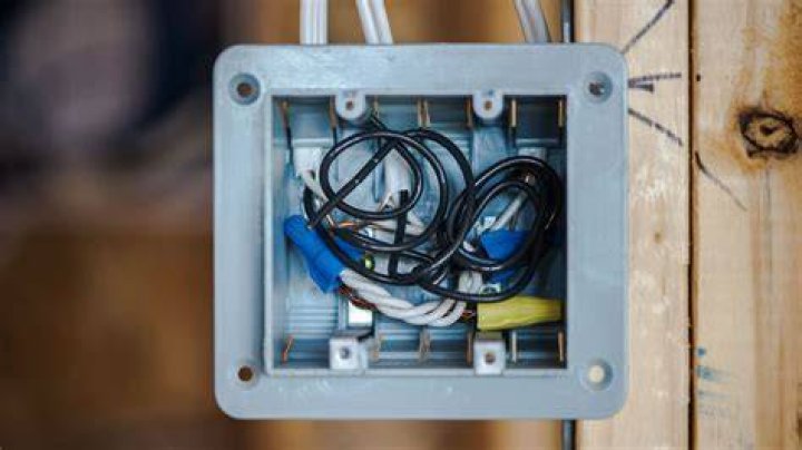 How do I identify electrical box wires?