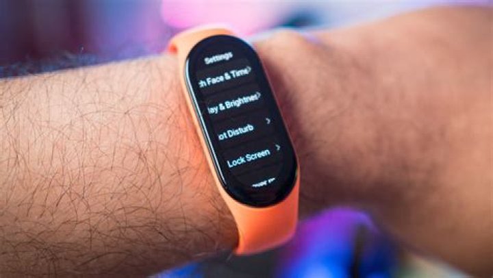 Which is better MI band or Fitbit?